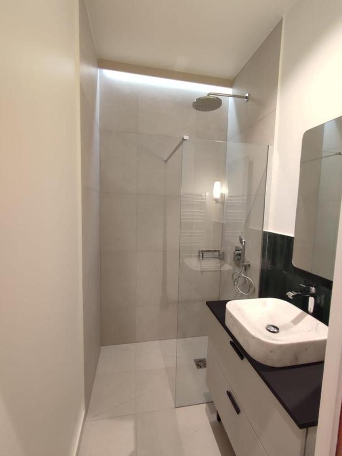 Suite Confortable Sur Le Canal Saint-Martin / Republique Париж Екстериор снимка